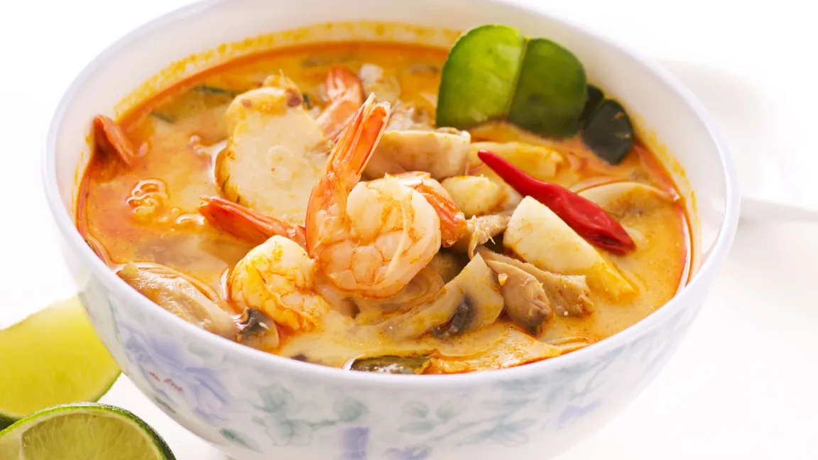 Im thailändischen Nationalgericht, der „Tom Yam“ Suppe, ist Kaffirlimette unverzichtbar. Foto: AdobeStock