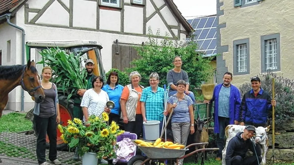 Das Schulbauernhof-Team im Jubiläumsjahr: Schulbauernhof-Leiterin Eva-Maria Rapp hält ihrem Team den Rücken frei. Foto: Fränkische Nachrichten