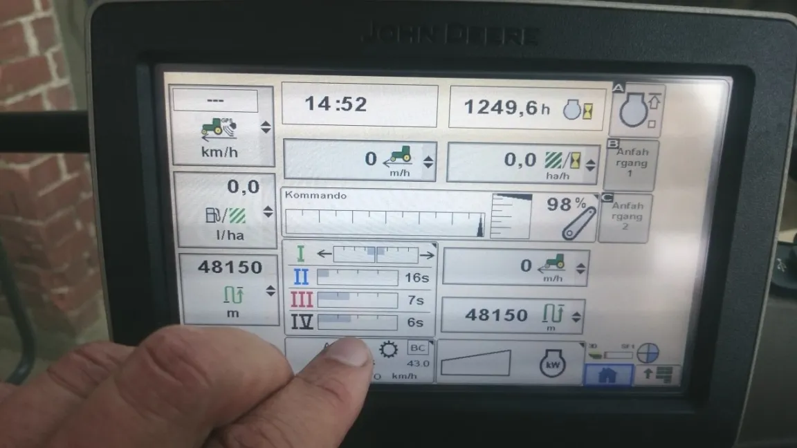 Über einen Touchscreen-Monitor können zahlreiche Funktionen gesteuert werden. Foto: Matthias Wiedenau
