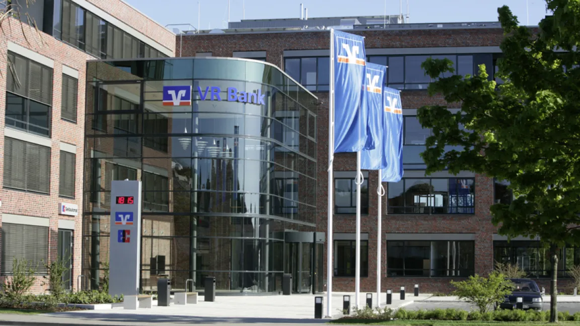 Die meisten Genossenschaftsbanken heißen heute Volksbank, Raiffeisenbank oder Volks- und Raiffeisenbank (VR-Bank). Einige Genossenschaftsbanken laufen unter den Bezeichnungen Spar- und Darlehenskasse (Sparda-Bank), Genossenschaftsbank sowie Spar- und Kreditbank. Foto: VR Bank Flensburg