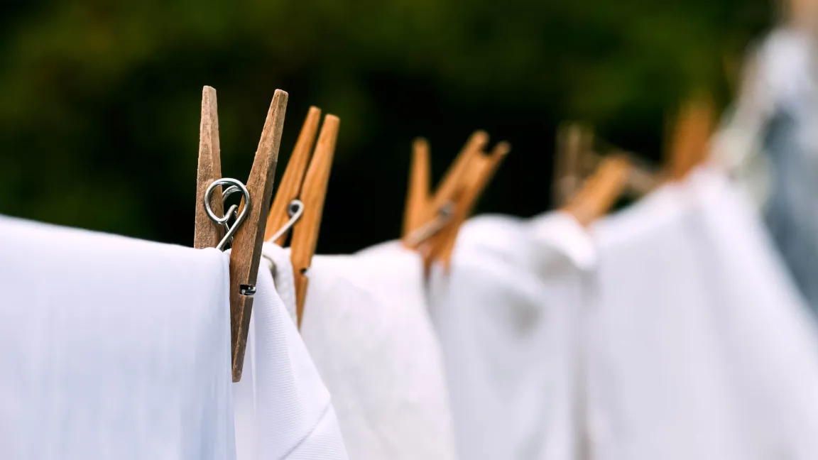 Der Volksglaube sagt, dass man zwischen Weihnachten und Neujahr keine Wäsche zum Trocknen aufhängen darf. Foto: AdobeStock