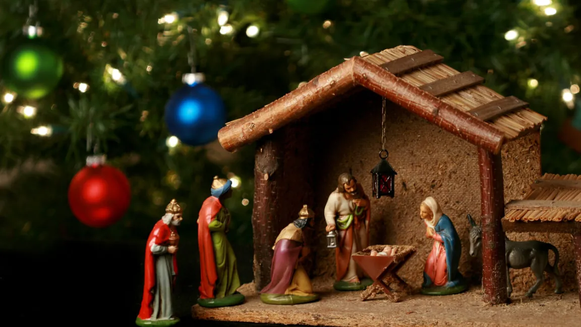 Aus der katholischen Religion ist die Weihnachtskrippe bekannt, die die Weihnachtsgeschichte erzählt. Foto: istock