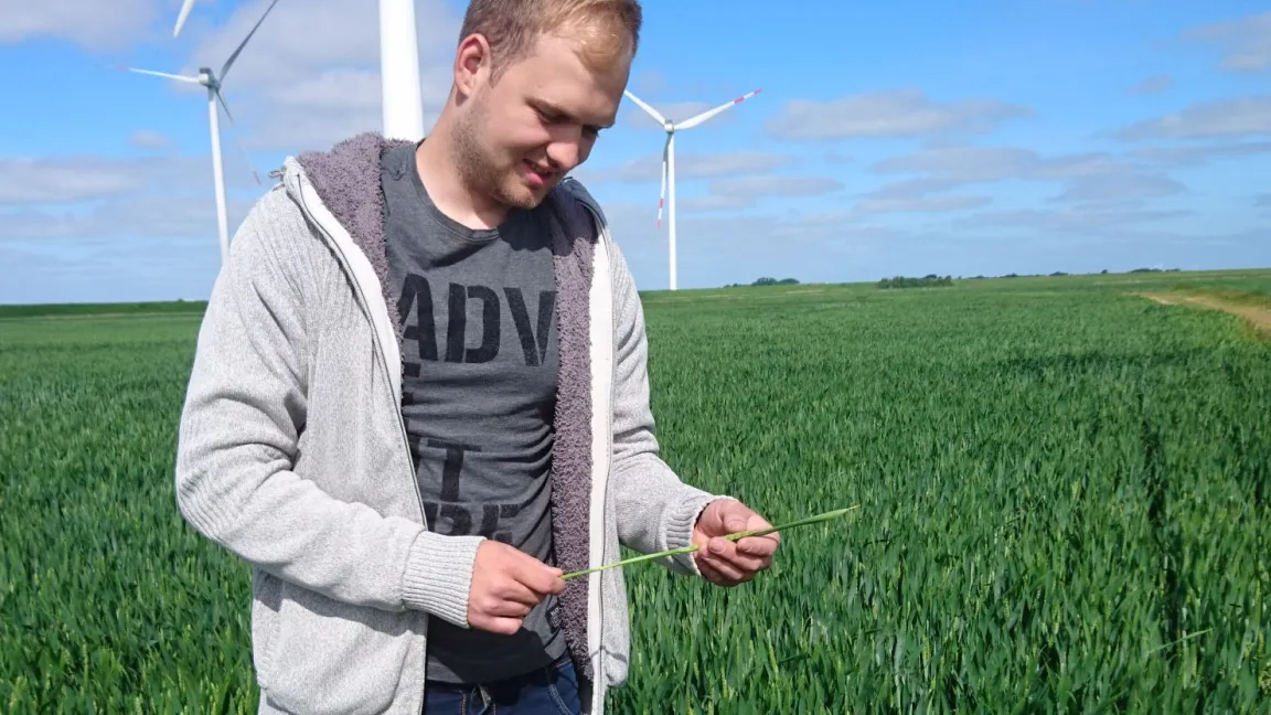 Janneks Hauptinteresse gilt dem Ackerbau. In der Ausbildung lernt er aber auch andere Betriebszweige kennen. Foto: Matthias Wiedenau