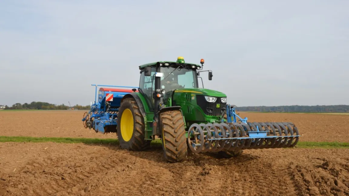 Das Wenden am Ende des Feldes geht mit einprogrammierten Arbeitsschritten schneller und angenehmer. Foto: Matthias Wiedenau