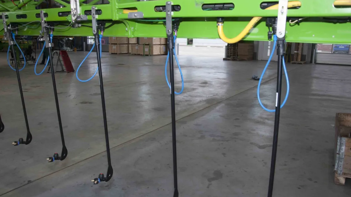 Droplegs bestehen aus pendelnd aufgehängten Kunststoffrohren, die am unteren Ende mit Düsen versehen sind. Foto: Damman