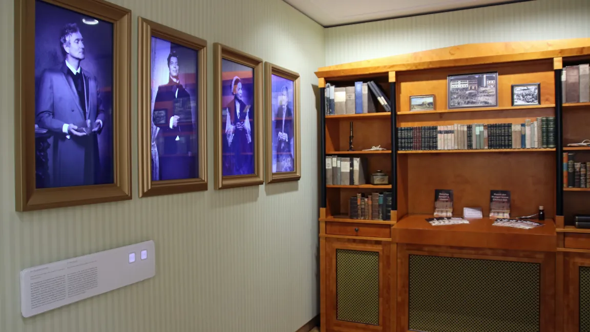 Liebig, Crookes und Wöhler treffen sich im Wohnzimmer der Kaufmannsfamilie Blume mit der Frau des Hauses und erklären ihr - jeder in seinem sprechenden Bild - die Bedeutung von Harnstoff. Dieses Element der Ausstellung findet bei Schulklassen großen Anklang. Foto: Catrin Hahn