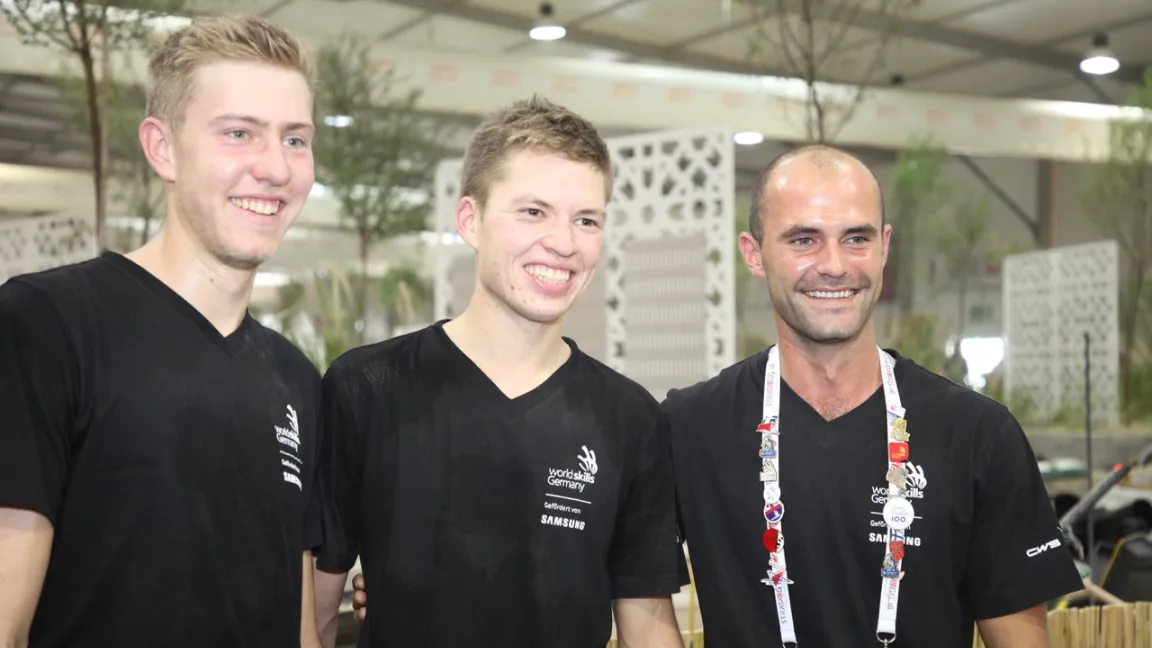 Vitus Pirschlinger (l.) und Michael Schmidt (m.) mit Teambetreuer Johannes Gaugel (r.) erreichten den 6. Platz im Wettbewerb Landscape Gardening bei den "WorldSkills" 2017 in Abu Dhabi. Foto: AuGaLa e. V.