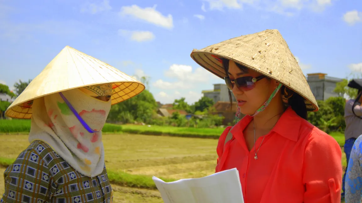 Eine Beraterin erläutert den richtigen Einsatz von Pflanzenschutzmitteln incl. der Schutzkleidung. Foto: CropLife International