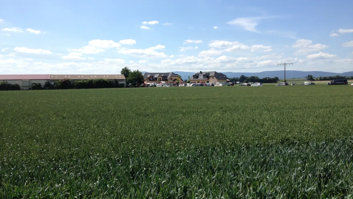 Wie eine Insel inmitten von Feldern: Der Laupus-Hof bei Massenheim vor den Toren Frankfurts. Foto: Dr. Beate Meichsner
