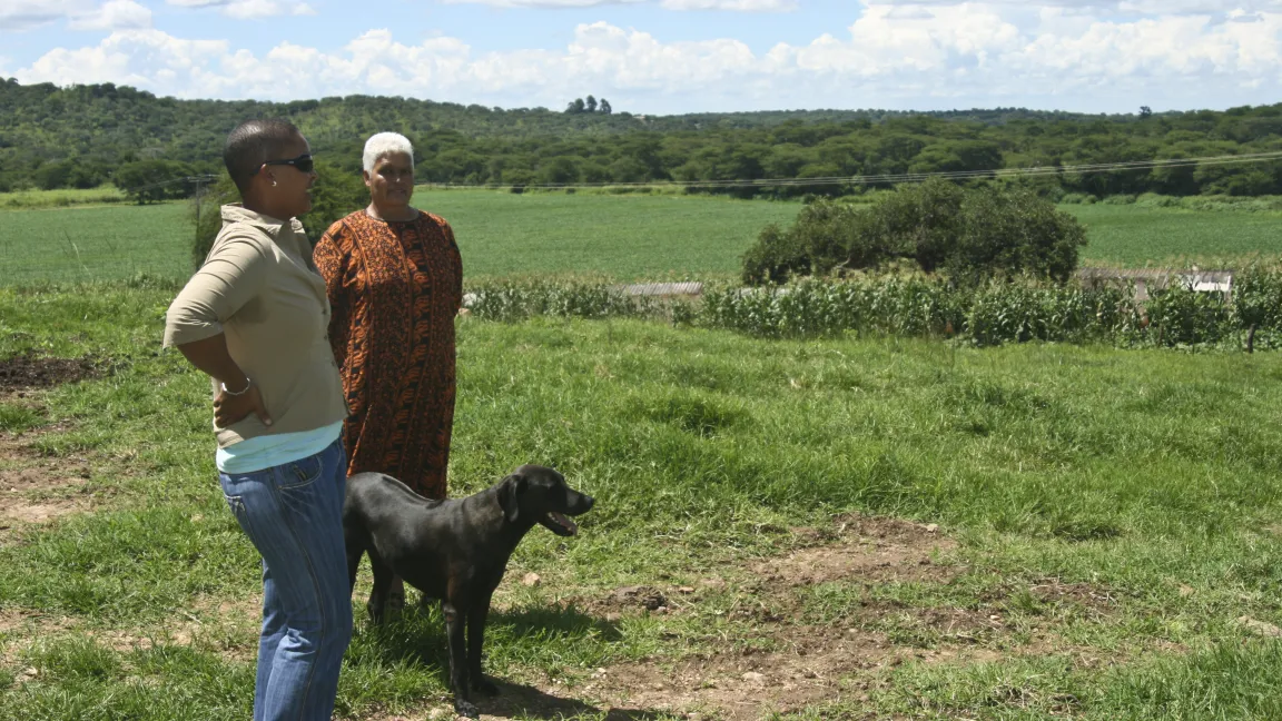 Dorothy Arnold mit ihrer Tochter Frances auf der Silver River Farm in Leopard Hills nahe der samischen Hauptstadt Lusaka. Foto: CropLife International