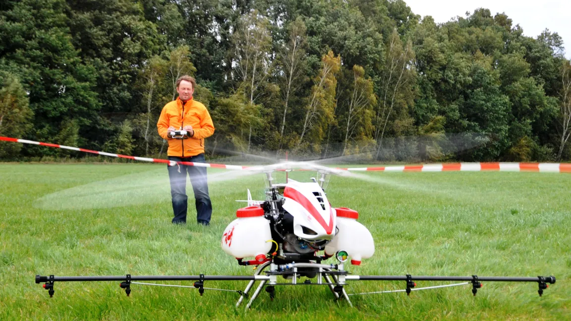Daniel Krättli von der Swiss Drones AG bereitet in Paplitz (Brandenburg) den Start einer Drohne zur Bekämpfung des Eichenprozessionsspinners vor. Foto: dpa
