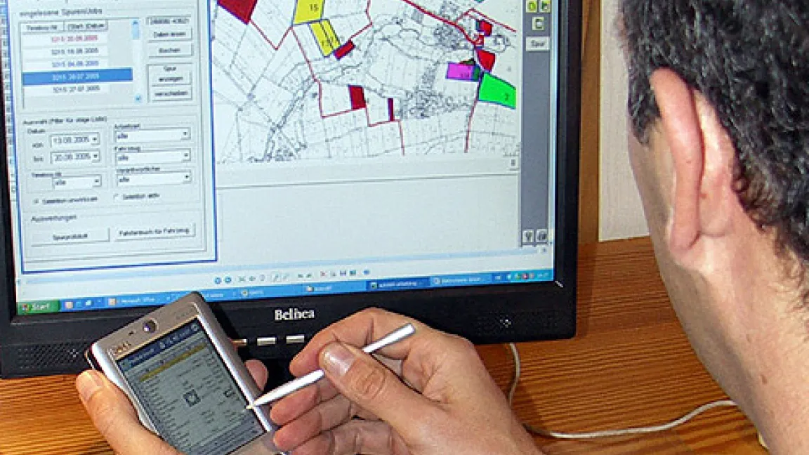 Abends werden die per Pocket-PC erfassten Daten in die PC-Schlagkartei eingelesen.
	Quelle: Wiedenau