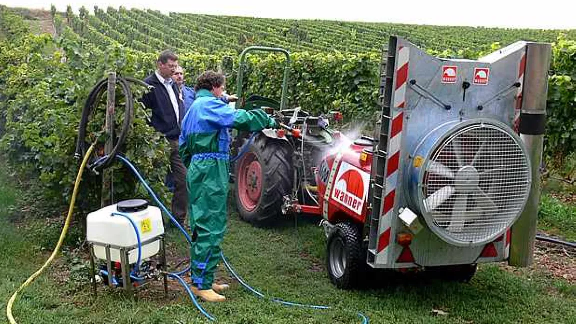 Vorführung: Das Sprühgerät sollte immer auf der Behandlungsfläche – hier im Weinberg – und nicht am Wegrand oder in der Nähe von Gräben und Gewässern gereinigt werden.
Quelle: Wilhelm Lüke, Dienstleistungszentrum Ländlicher Raum (DLR) Rheinhessen-Nahe-Hunsrück