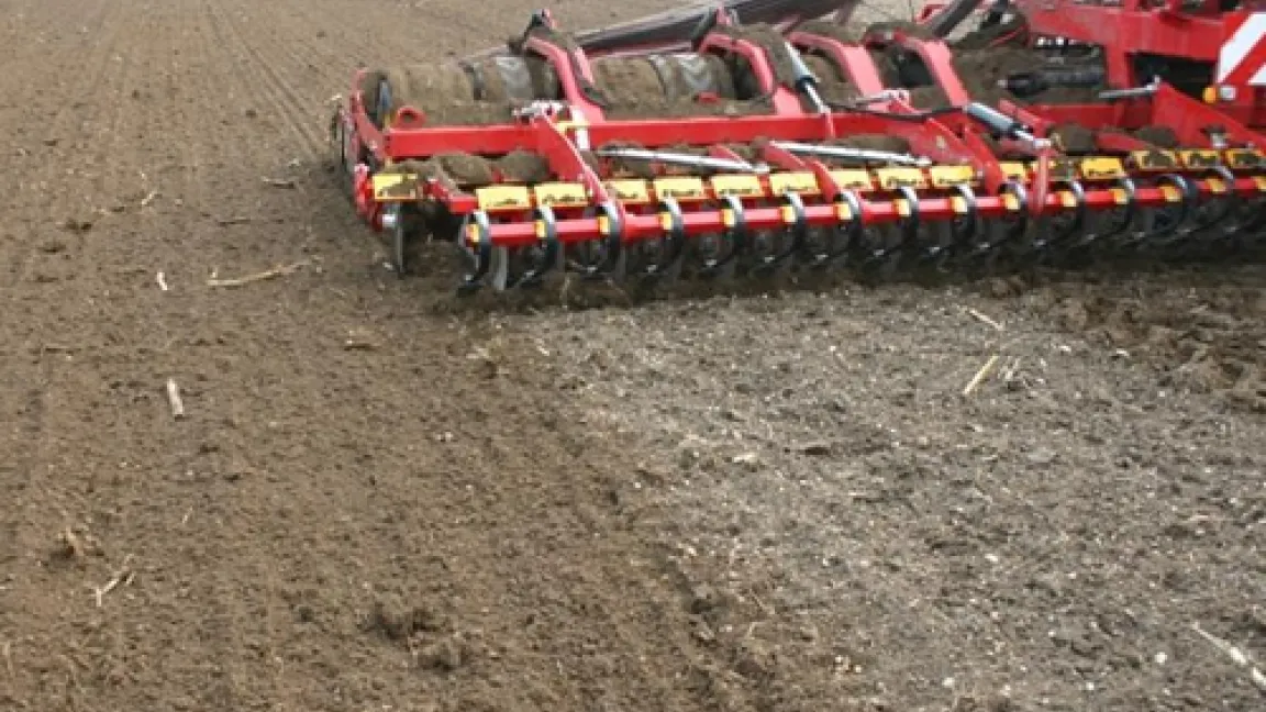 Zentimetergenaues Anschlussfahren an bereits bearbeitete Flächen – mit modernen Lenksystemen ist das kein Problem.
Quelle: Agri Con