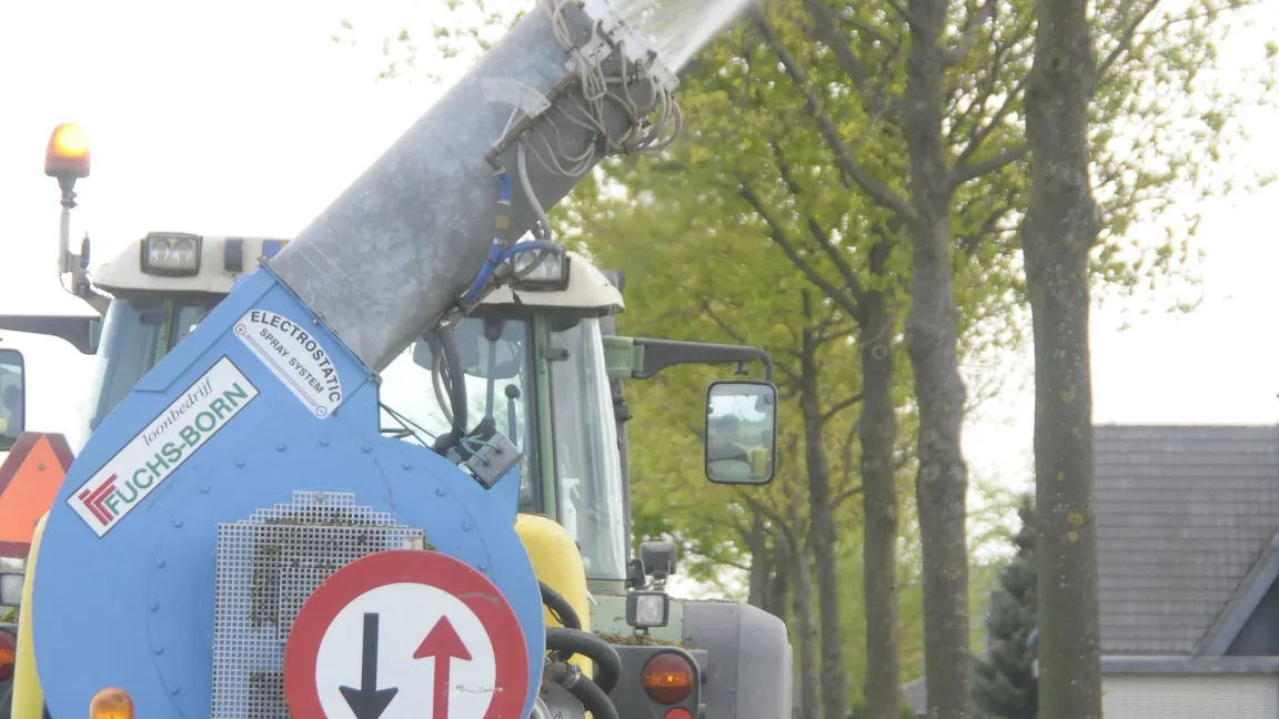 Mit einer speziellen Spritze wird das Mittel mit sehr hohem Druck in das Blattwerk der Bäume gesprüht. Foto: agrar-press