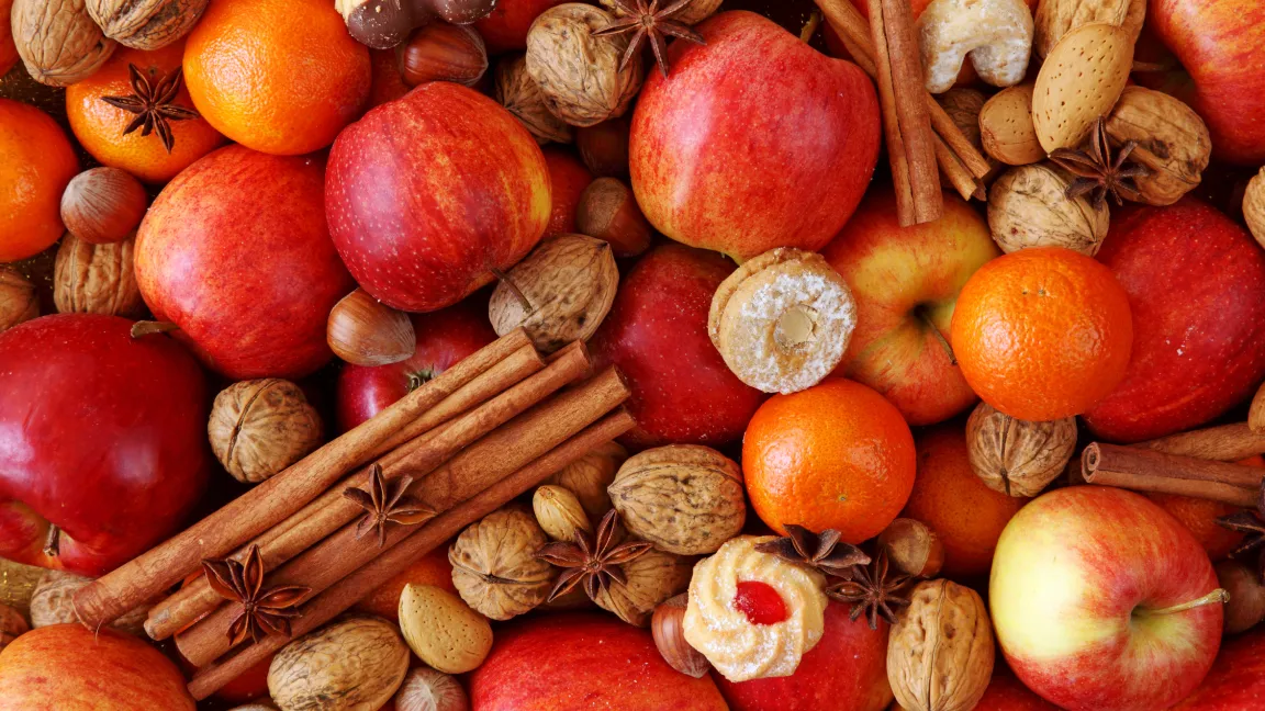 Apfel, Nuss und Mandelkern dürfen zu Weihnachten nicht fehlen. Foto: fotolia