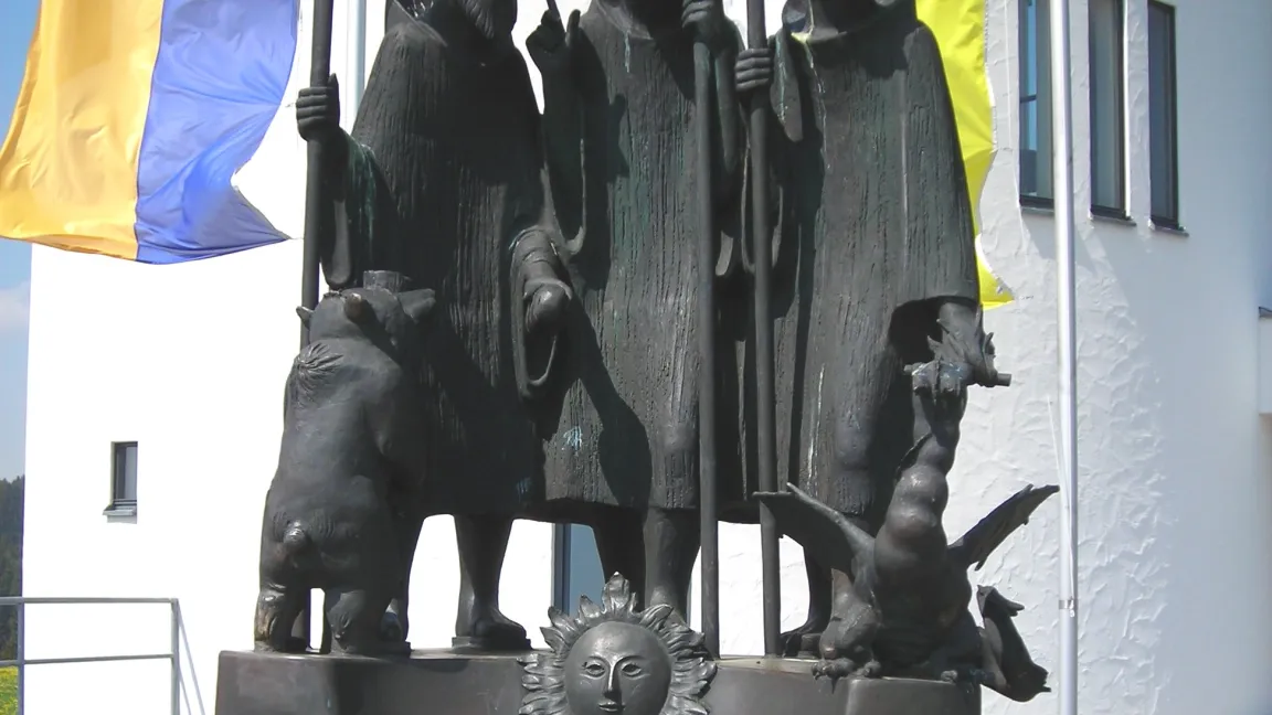 Der Hl. Magnus (re.) ist einer der drei "Allgäuheilligen". Noch heute ruft man ihn, der vor allem Ackerbau und Viehzucht gefördert haben soll, im Kampf gegen Ungezieferplagen an. Foto: Stadtverwaltung Leutkirch