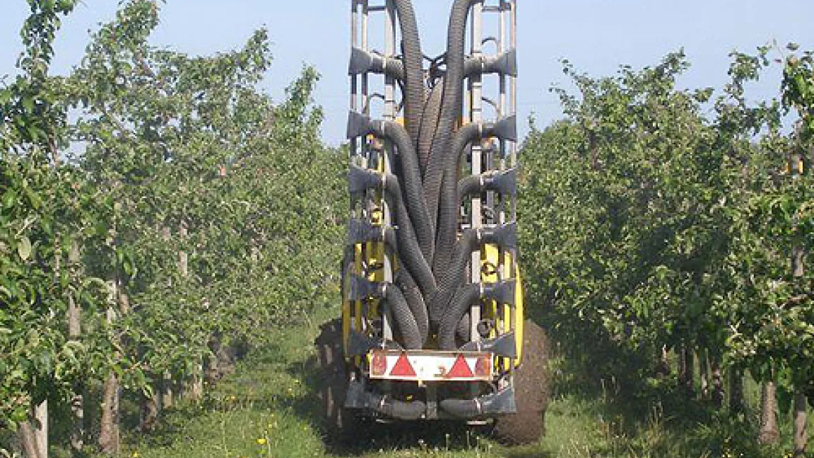 Bei der Arbeit mit herkömmlicher Technik landet ein Teil der Sprühbrühe auf dem Boden.
Quelle: Kompetenzzentrum für Obstbau Jork