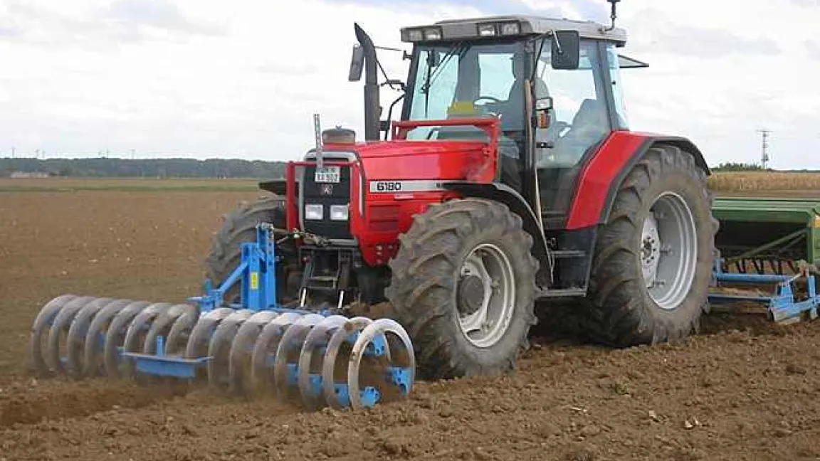 Bei Schneckengefahr muss der Boden vor der Aussaat einer neuen Kultur mit einem Packer (hier vor dem Schlepper) rückverfestigt werden. Damit werden Bodenhohlräume zerstört, die Schnecken als Unterschlupfmöglichkeit dienen.
Quelle: Matthias Wiedenau