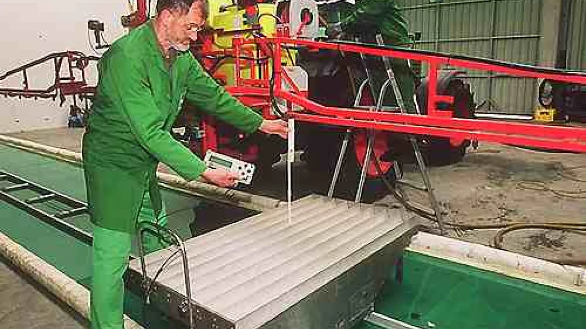 Beim Spritzen-TÜV wird geprüft, wieviel Spritzflüssigkeit jede einzelne Düse in welcher Zeit auf die Zielfläche, hier die Rinnen, entlässt.
	Quelle: Jürgen Lehr, Photodesign