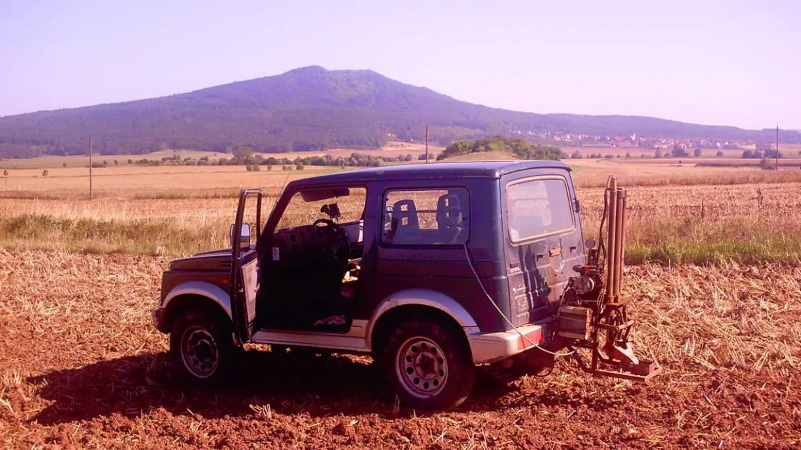Am Heck des Fahrzeugs befindet sich ein Gerät zur Entnahme von Bodenproben. Die Position wird über GPS erfasst. Foto: Raiffeisen Hildburghausen
