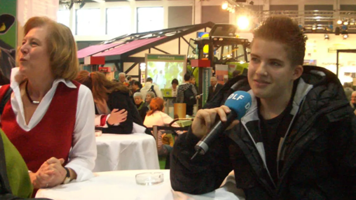 Der Geschäftsführer von Mac Snack stellt die Schülerfirma der Kopernikus Gesamtschule vor.
	Quelle: IVA