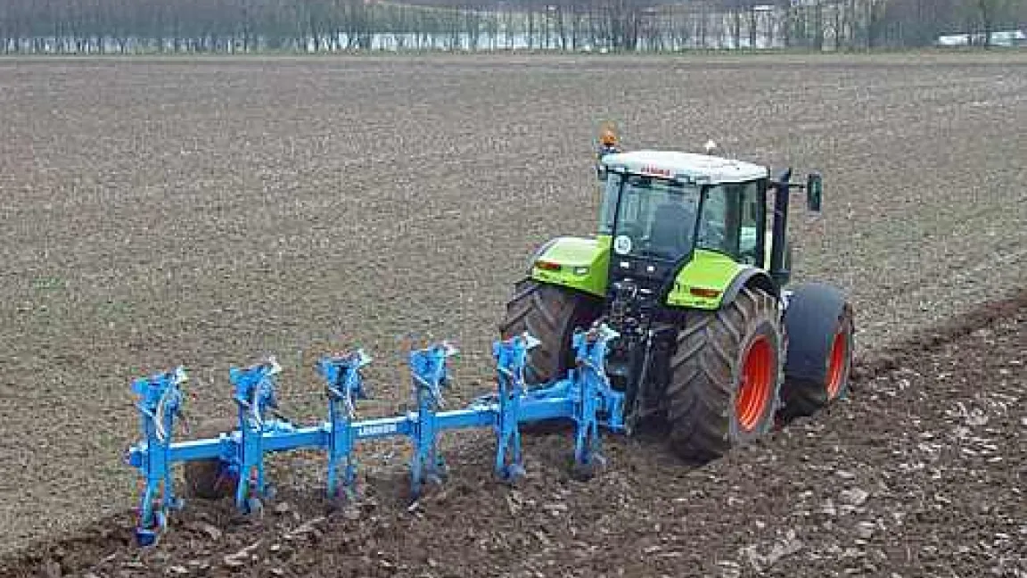 Der Pflug befördert die Samen in tiefere Bodenschichten, so dass in der nachfolgenden Getreidekultur weniger Ackerfuchsschwanz aufläuft.
Quelle: Lemken