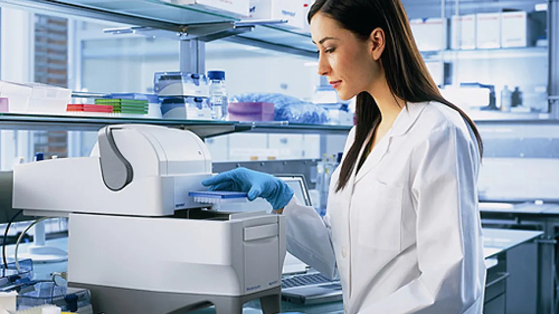 Die DNA-Analyse erfolgt in einem so genannten PCR-Cycler und ist weitgehend automatisiert.
Quelle: Eppendorf AG