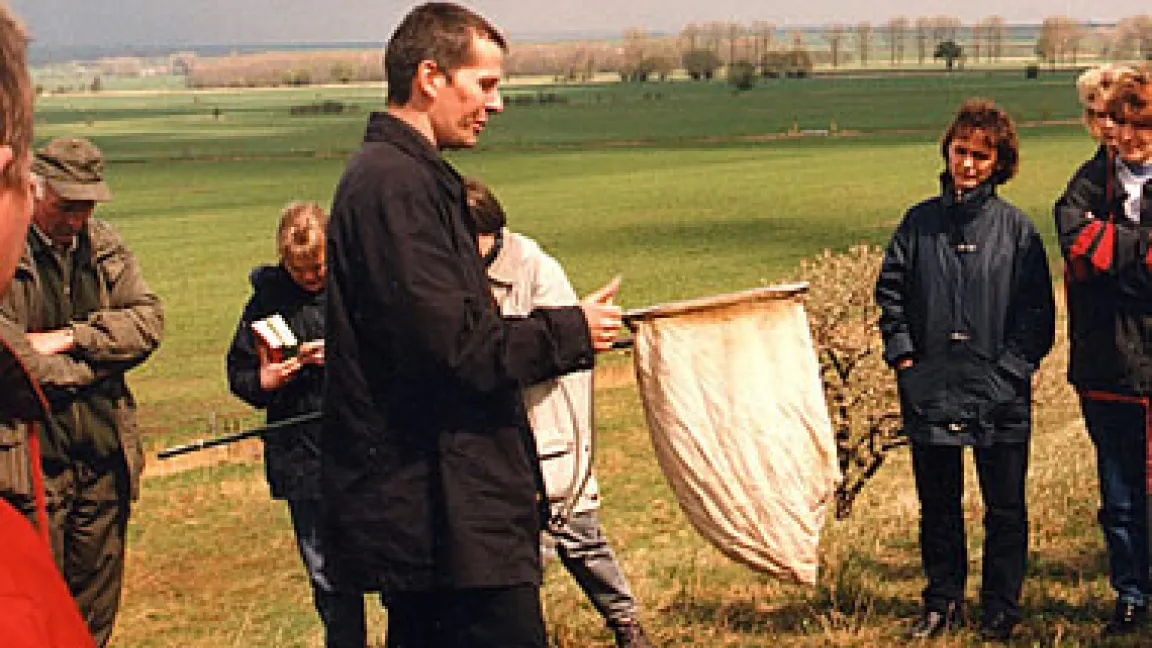 Dr. Claus Albrecht mit einem Insektenkäscher. Damit fängt man die wirbellosen Tiere aus der Gras- und Krautschicht, z. B. Käfer, Heuschrecken, Spinnen, Wanzen, Zikaden..Foto: Matthias Wiedenau
