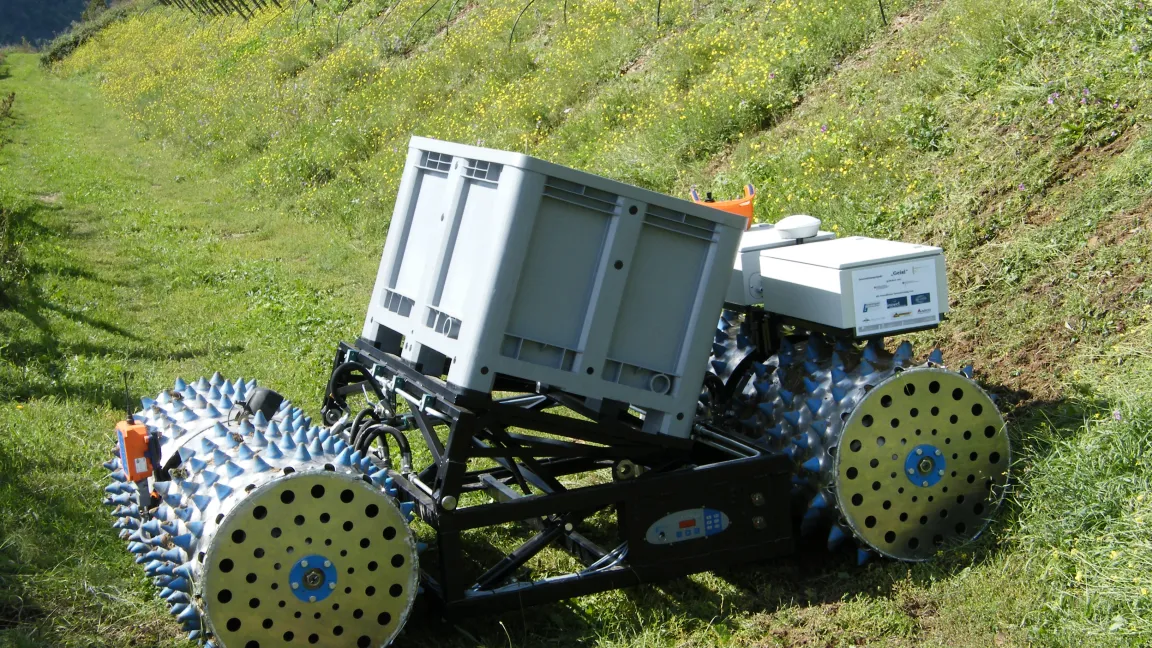 Die ferngesteuerte Arbeitsplattform mit den Stachelwalzen kann helfen, die Bewirtschaftung der Steillagen wieder rentabel zu machen ... Foto: Dr. Rainer Keicher