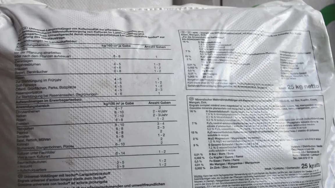 Gut für Hobbygärtner: Auf Düngersäcken sind die Nährstoffgehalte und die empfohlenen Mengen aufgedruckt. 
Foto: Matthias Wiedenau