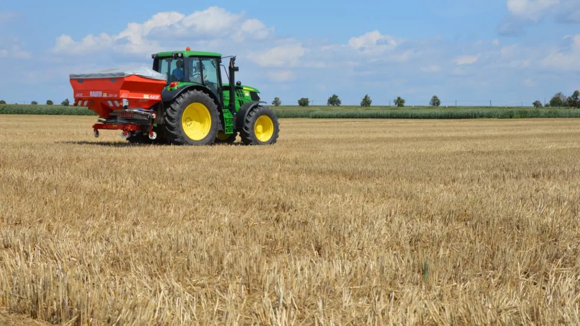Landwirte gleichen mit Mineraldüngern die Nährstoffverluste aus, die durch das Ernten der Feldfrüchte entstanden sind. Foto: Matthias Wiedenau
