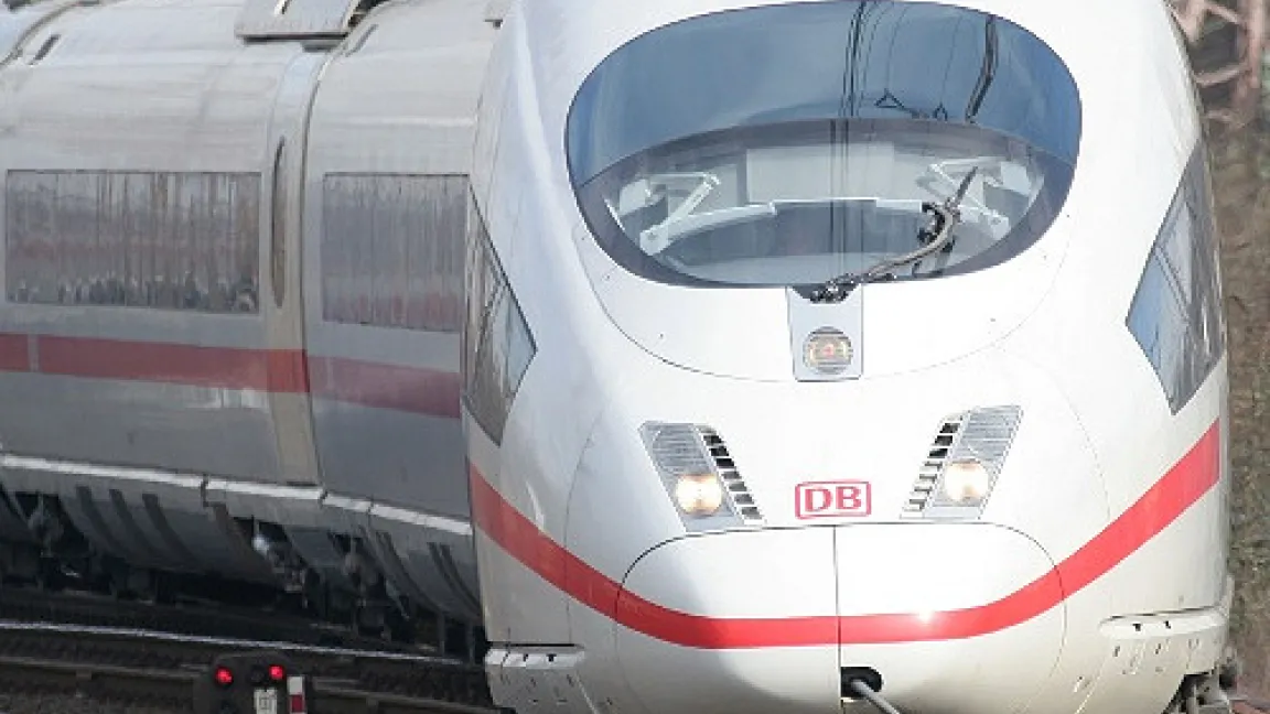 Ein ICE auf Fahrt.
	Quelle: Deutsche Bahn