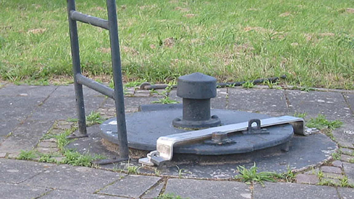Eine Brunnenanlage. Unter dem Deckel befindet sich die Pumpe. Sie holt das Wasser aus 30 m Tiefe.
	Quelle: Matthias Wiedenau