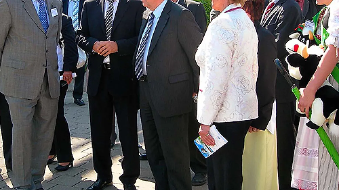 Volker Koch-Achelpöhler, Hauptgeschäftsführer des Industrieverbands Agrar (IVA), im Gespräch mit Ministerpräsident Wolfgang Böhmer über neue Entwicklungen im Pflanzenschutz zum Vorteil der Landwirtschaft.