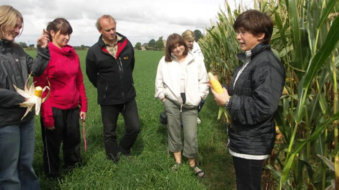 Auch in diesem Jahr bieten IVA und FNL wieder fachdidaktische Exkursionen in die Landwirtschaft an.
Quelle: Matthias Wiedenau