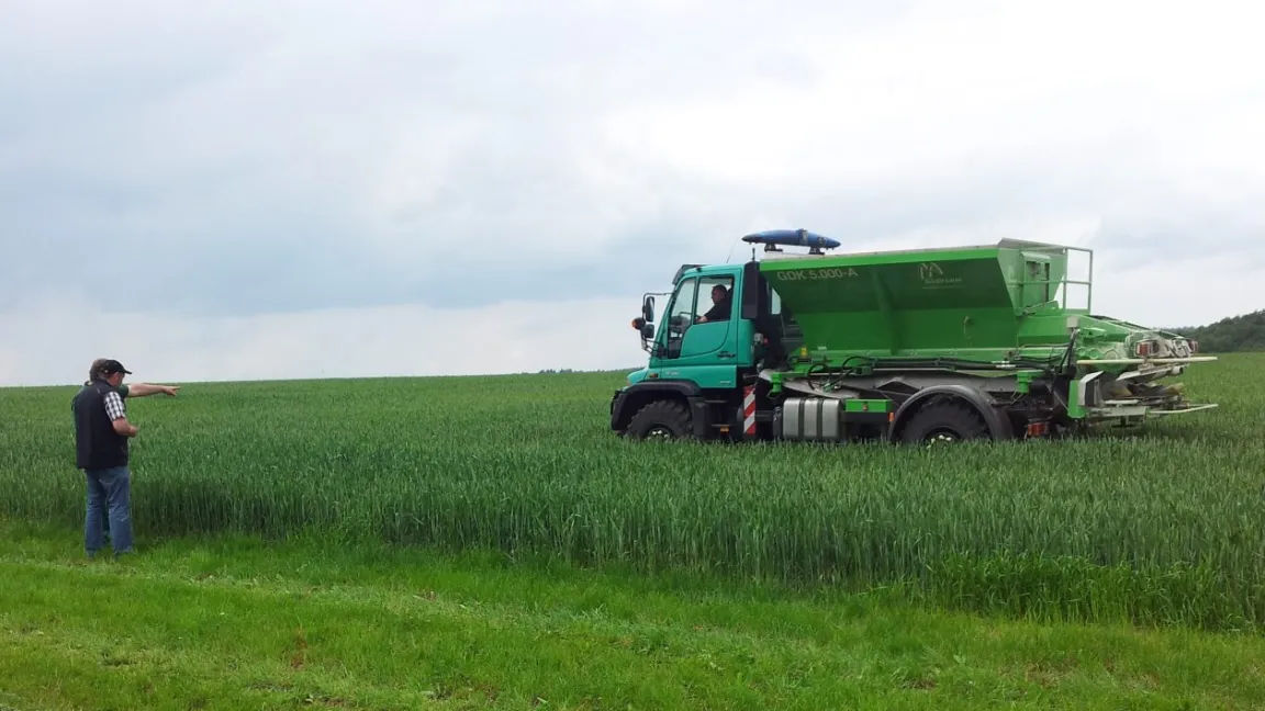 An jeder Stelle des Ackers wird so viel gedüngt, wie die Pflanze für optimales Wachstum benötigt. Foto: Raiffeisen Hildburghausen
