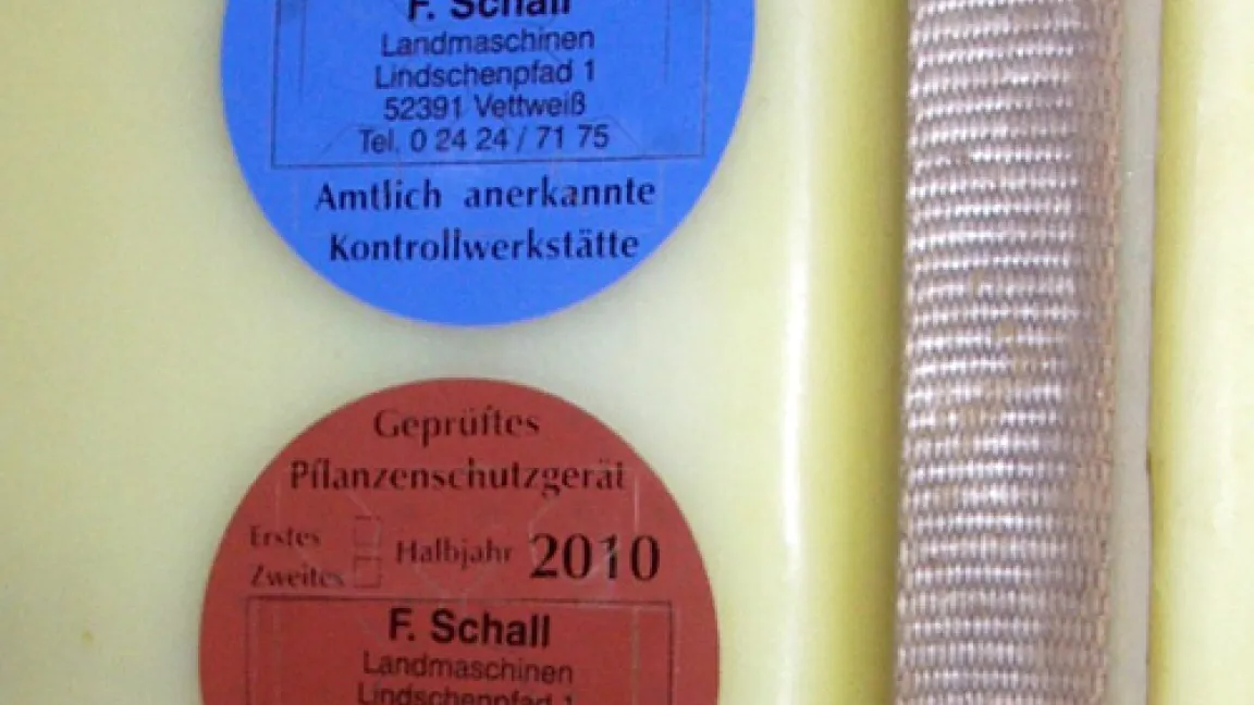 Funktionieren die Geräte einwandfrei, erhalten sie eine runde Prüfplakette.
Quelle: Wiedenau