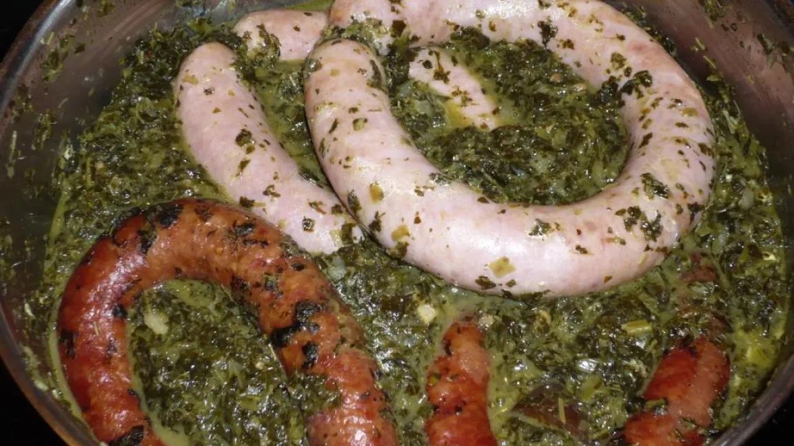 Grünkohl wird häufig mit Wurst oder Fleisch, hier mit Mettwurst, kombiniert. Foto: H. Siepmann, Pixelio