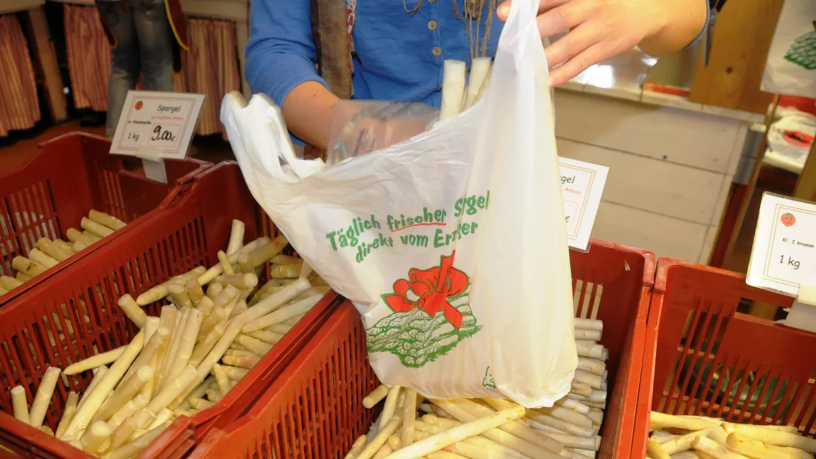 Die Spargelsaison 2013 geht mancherorts in die Verlängerung. Die Spargelliebhaber freut`s. Foto: agrar-press