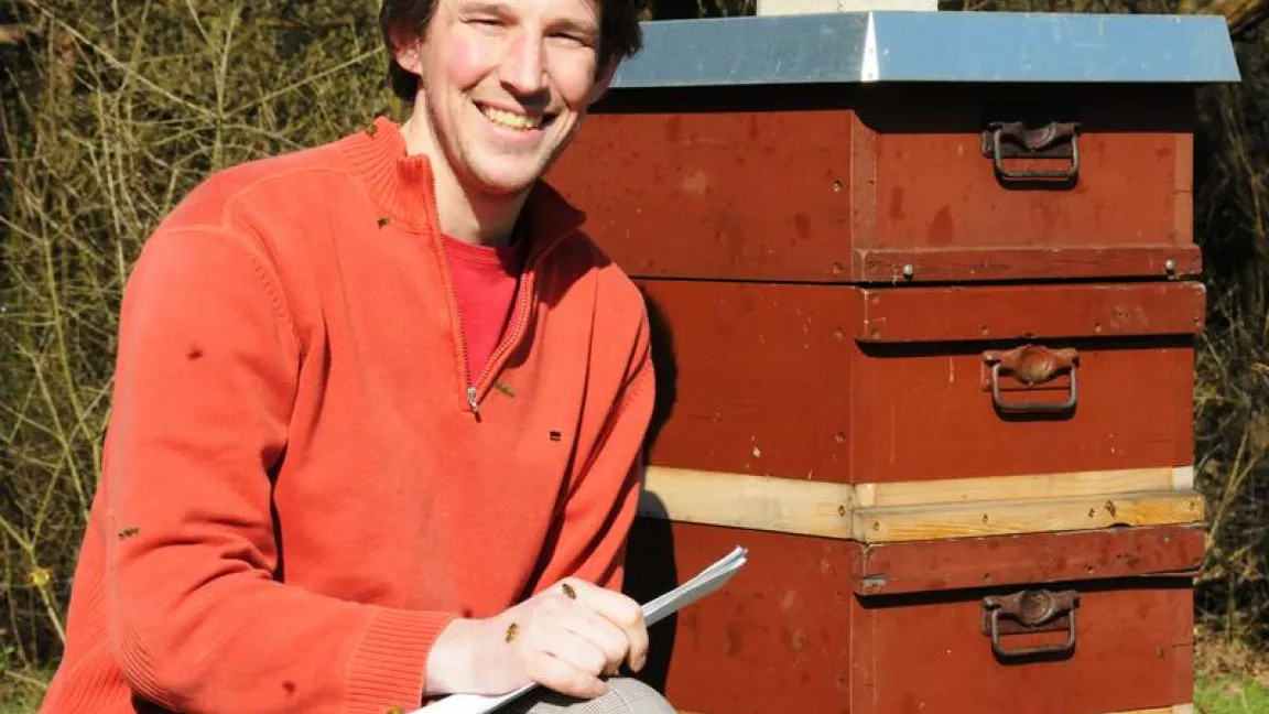 Harmen Hendriksma hat einen neuen Ansatz entwickelt, um Bienen im Labor zu züchten. Foto: Gunnar Bartsch