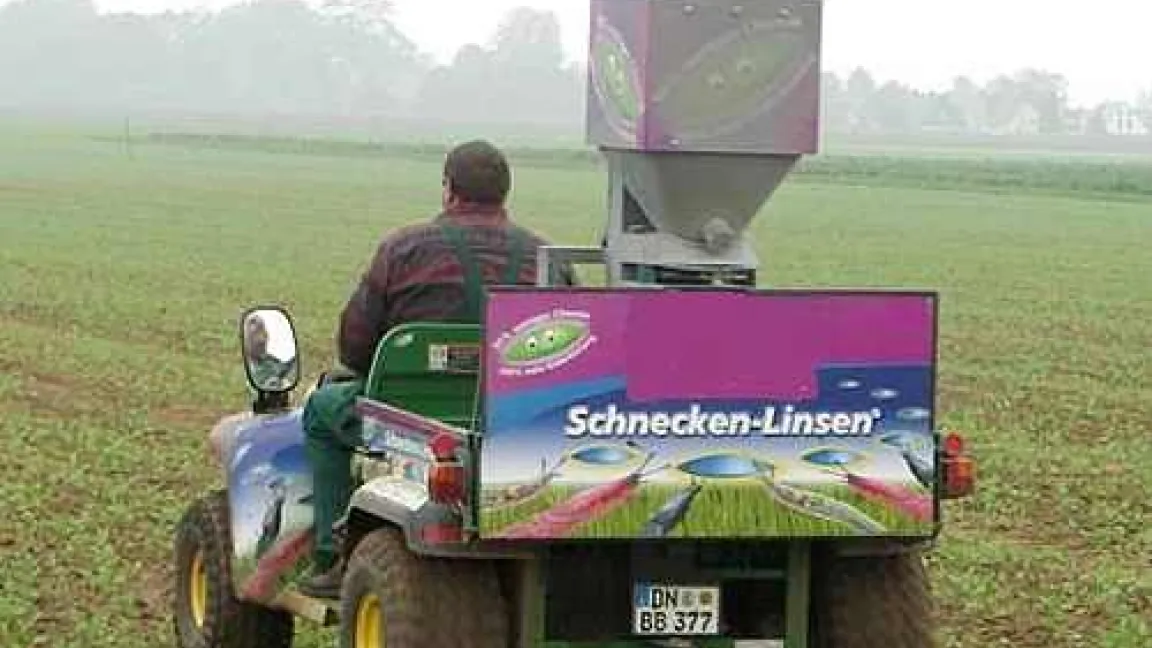 Hier wird Schneckenkorn mit einem Leichtfahrzeug ausgebracht.
Quelle: Matthias Wiedenau