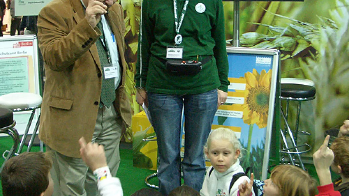 Hochkonzentriert: Berliner Grundschüler im Gespräch mit Dr. Manfred Schroeder am Treffpunkt Pflanzenschutz.
	Quelle: IVA