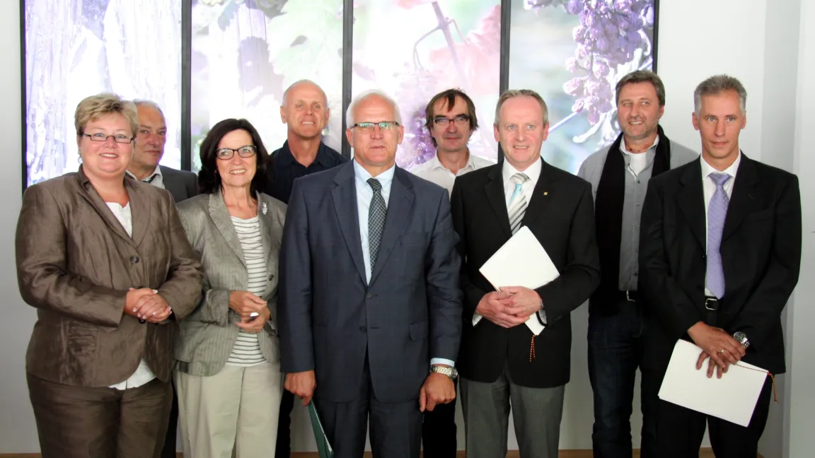 Bei der Präsentation des Modells: der Parlamentarische Staatssekretär Peter Bleser (Mitte) mit dem Leiter des DLR Mosel, Hubert Friedrich (3. v.r.) und Volker Jung, CAD+Modelltechnik Jung (re.) Foto: BLE