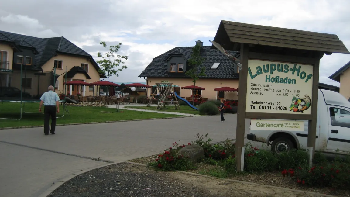 Der Laupus-Hof: Drei Generationen leben und arbeiten hier zusammen. Ein Hofladen, ein Café und Appartements laden Gäste zum Besuch des Familienbetriebs ein. Foto: Dr. Beate Meichsner