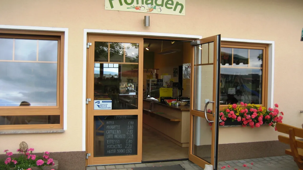 Eingang zum Hofladen. Neben den Hoferzeugnissen werden auch Obst, Gemüse und Milch angeboten. Foto: Dr. Beate Meichsner. . .