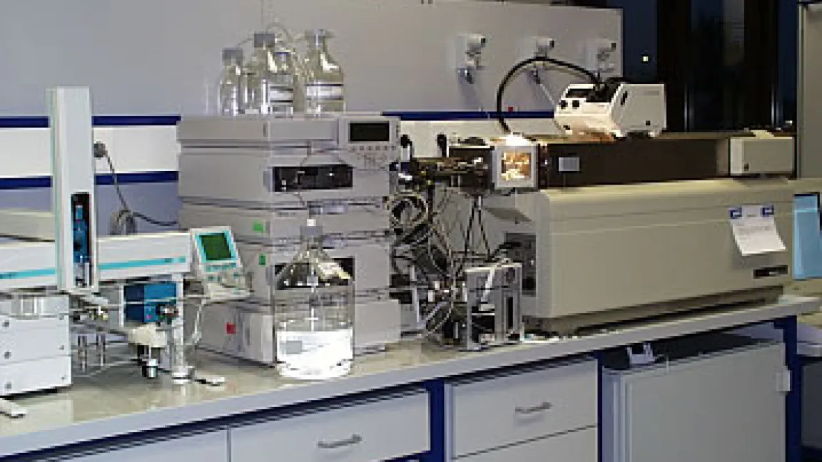 In dem Hochleistungs-Analysengerät können pflanzliche Proben vollautomatisch untersucht und die Rückstände eindeutig identifiziert und mengenmäßig bestimmt werden.
	Quelle: Bayer CropScience AG