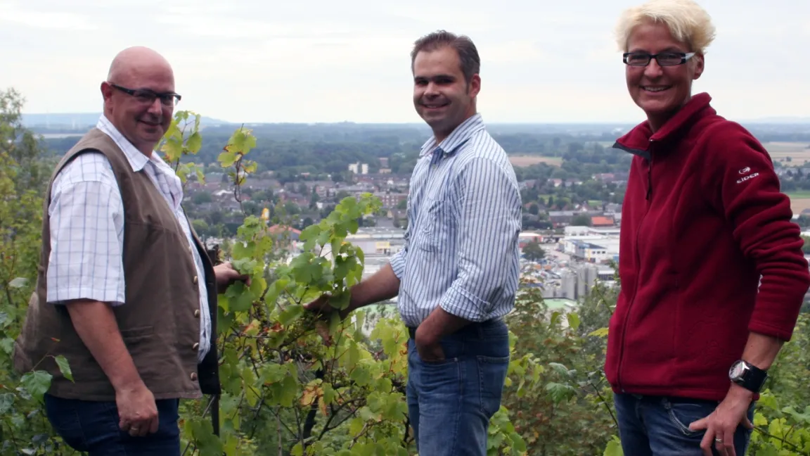 Ines und Jürgen Batalia (links) mit Weinbauer Christian Peth. Foto: Jürgen Batalia