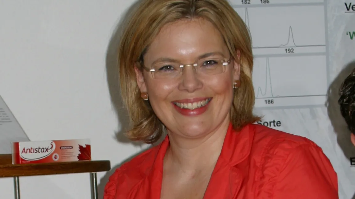 Staatssekretärin Dr. Julia Klöckner startet mit einem Tastendruck die Genbank Reben. Quelle: JKI