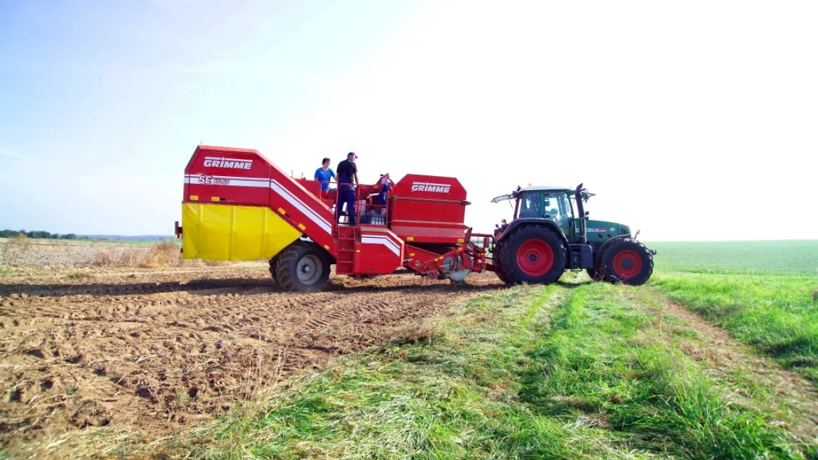 Kartoffelanbau auf dem Laupus-Hof: Der Kartoffelroder erntet 20 Tonnen Kartoffeln in der Stunde. Foto: Laupus-Hof